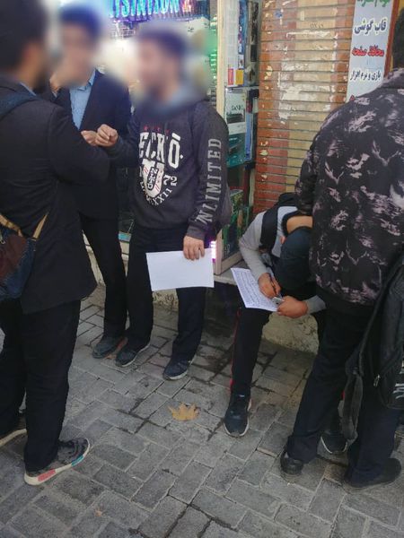فعالیت آزادانه مراکز شرط بندی در میادین اصلی شهر گرگان/ دانش آموزان مشتری اصلی این مراکز شده اند
