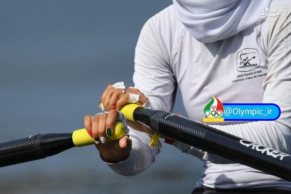 عکس/ شکار پرچم ایران روی دست دختر قایقران