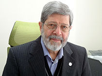 بعید است عارف با کناره‌گیری از نامزدی ریاست مجلس برچسب "مرد انصراف" را برای خود برگزیند