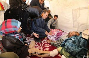 نحوه بازدید جهانگیری از چادرهای زلزله‌زدگان واکنش کاربران را در پی داشت +تصاویر 