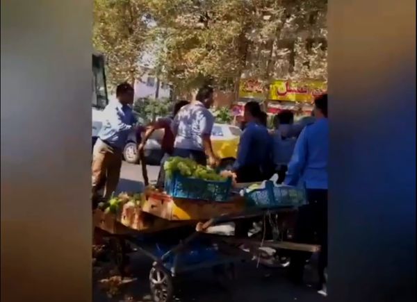 حمله ماموران شهرداری گرگان به یک دستفروش+فیلم