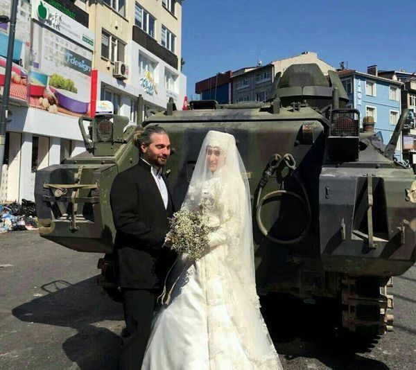 عکس / عروسی یک زوج ترک در کنار تانک کودتاچیان
