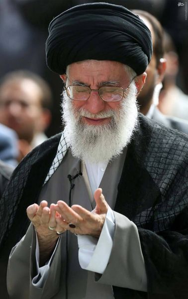 عکس/ اشک‌های حضرت آقا در قنوت نماز عید 