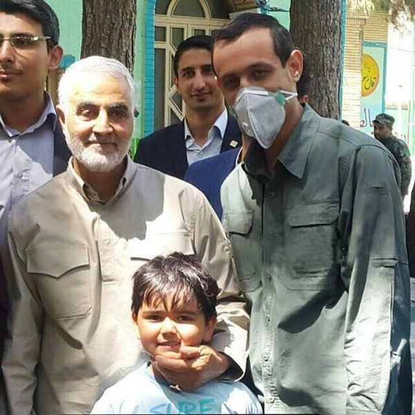حضور سردار سلیمانی در انتخابات به همراه جانباز مدافع حرم +عکس