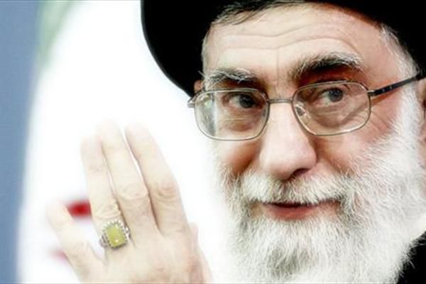 عکس کمتر دیده شده از قرآن خواندن رهبر انقلاب در هواپیما