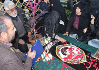  اهداء تبرکی از کفن شهید خان احمدی به خانواده اش+فیلم و عکس