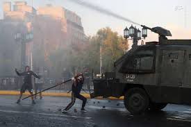 فیلم/ درگیری پلیس و معترضین در پایتخت شیلی
