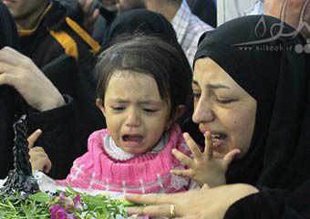 تصاویر/ وداع دردناک "یسنا" 19 ماهه با پدر شهیدش در روز پدر