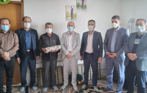 پدران شهدا اسوه های ایثار و نمونه های برتر استقامت هستند.
