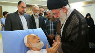 عکس/ رهبر انقلاب بر بالین آیت‌الله خزعلی 