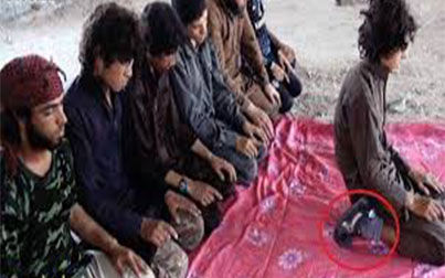 مدعیان اسلام که با کفش نماز می خوانند