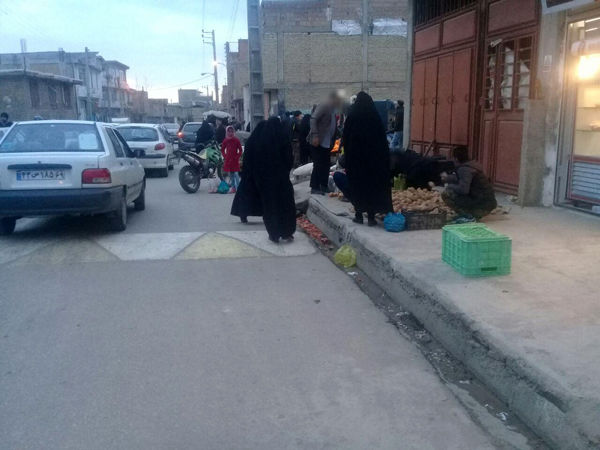 شهرداری آزادشهر فکری به حال دست فروشان خیابان گلزار کند

