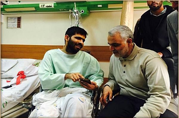 دیدارِ سردار سلیمانی با مجروحِ عملیاتِ حلب
