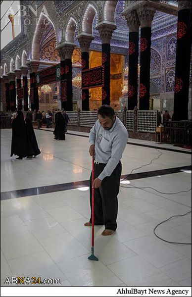 عکس / غبارروبی صحن و سرای حرم حضرت سیدالشهداء(ع)