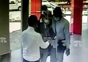فیلم/ قفل کردن درب بانک مانع از ورود سارقان شد