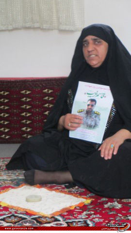 نماز شکر مادر شهید مدافع حرم قاسم غریب