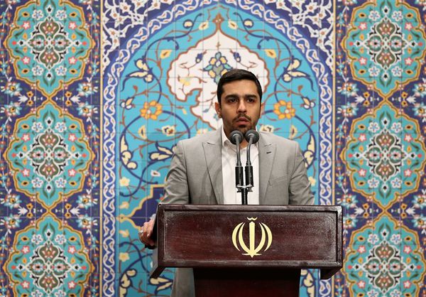 مداحی حنیف طاهری در محضر رهبر انقلاب +فیلم