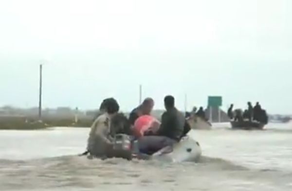 گزارشی از بازدید تولیت آستان قدس رضوی از مناطق سیل زده گلستان