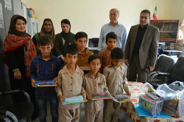 اهدای بسته های آموزشی و صنایع دستی به دانش آموزان بندرترکمن
