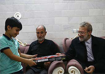 فیلم/ دیدار رئیس مجلس با خانواده شهید مدافع حرم "قاسم غریب"