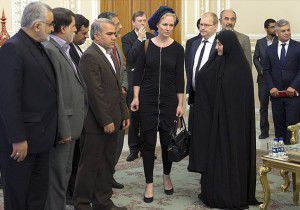 چرا میگوییم نماینده پارلمان اروپا عمدا در تهران ساپورت پوشید؟+عکس