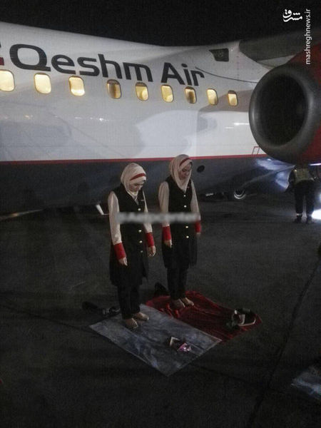 عکس/ نماز اول وقت مهمانداران زن در باند فرودگاه