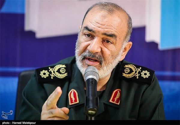 اگر مسئولی از خطوط انقلابی زاویه بگیرد بسیج در مقابل آن میایستد