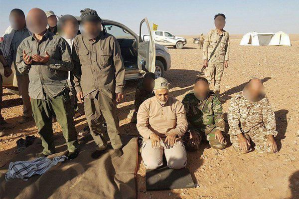 لشکر فاطمیون به مرز عراق و سوریه رسید؛ اقامه نماز شکر بههمراه «حاج قاسم»+تصاویر