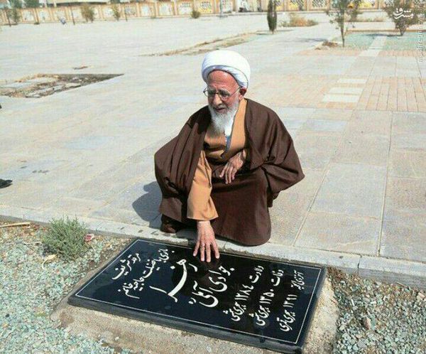 عکس/ آیت الله جوادی آملی بر مزار مادر