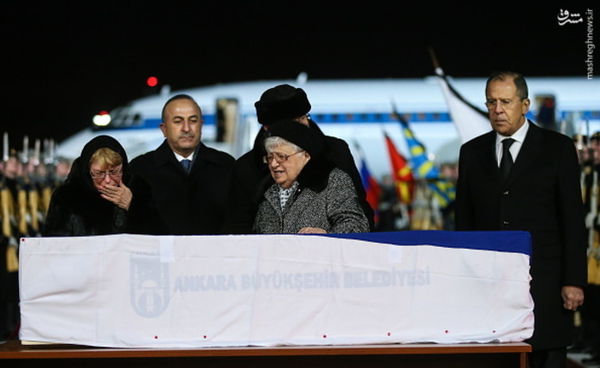 عکس/ وداع همسر و مادر سفیر ترور شده با جنازه وی