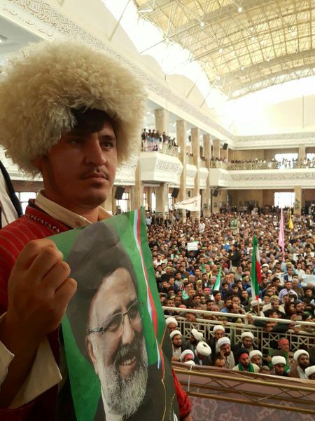 عکس/ استقبال از رئیسی با لباس محلی در گرگان