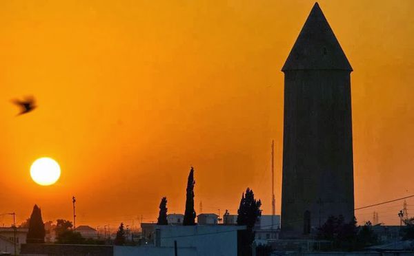 بنای یادبود ابوعلی سینا در همدان از برج قابوس اقتباس شده است