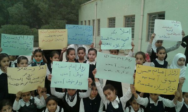 تصاویر/ استقبال دانش آموزان عراقی از زوار اربعین حسینی کربلا ۹۶
