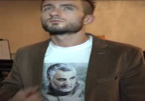 دانلود/ نقش بستن تصویر سردار سلیمانی بر لباس کارشناس روسی