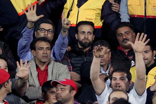 عکس/ علی کریمی لباس متناسب با کاروان ایران در المپیک را معرفی کرد