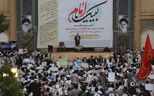 خروش یکپارچه حوزه علمیه قم در اعتراض به زیاده خواهی آمریکا/ علما و فضلای حوزه علمیه قم: "اجازه توافق بد را نمی‌دهیم" 