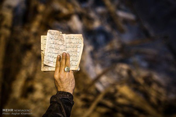 عکس/ بیرون آوردن زیارت عاشورا سالم از زیر آوارهای پلاسکو