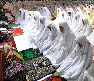 آیا وضو و غسل با ناخن مصنوعی صحیح است؟+نظر مراجع تقلید