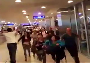 دانلود لحظه فرار مردم از فرودگاه آتاتورک استانبول در پی انفجار و تیراندازی 