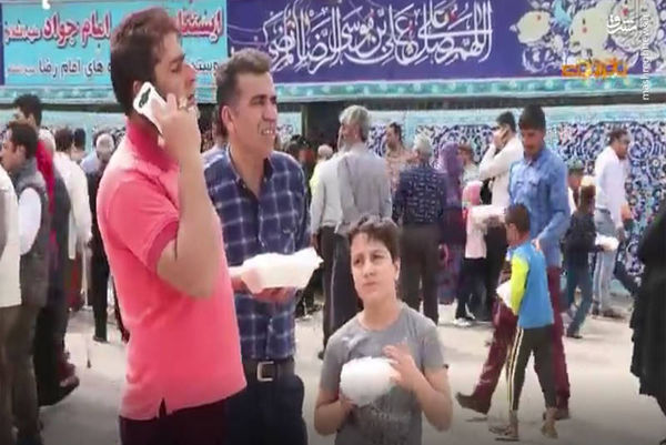فیلم/ توزیع غذای متبرک امام هشتم (ع)در میان زائران