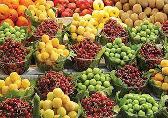 مدتی است که قیمت دلار بالا رفته است و وضعیت برجام نیز ثابت چندانی ندارد، این موضوع باعث شده تا بازار میوه تحت الشعاع قرار بگیرد و دلالان سودجو به بهانه های واهی قیمت میوه را بالا ببرند.