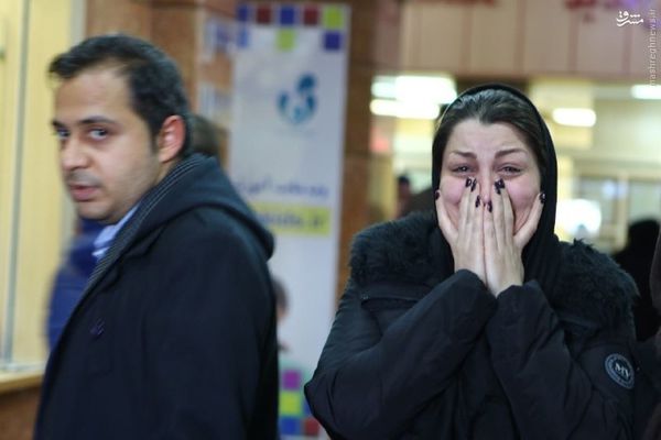 عکس/ خانواده و دوستان مرحوم اینانلو مقابل بیمارستان