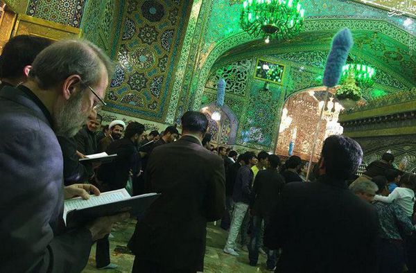 عکس/ مناجات لاریجانی در کنار ضریح امام رضا(ع)