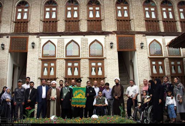 کاروان زیر سایه خورشید متشکل از خدام حامل پرچم حرم رضوی در گرگان