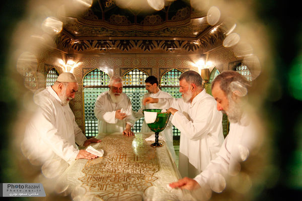 غبارروبی داخل ضریح حضرت امام رضا(ع) با حضور تولیت جدید+تصاویر