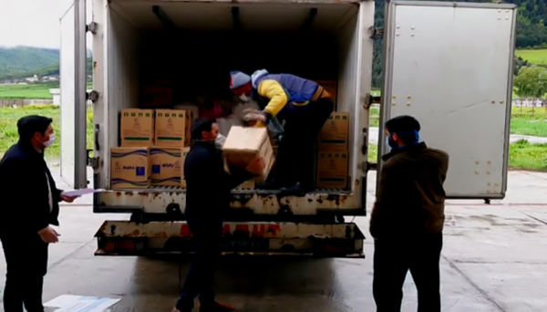 فیلم/توزیع اقلام بهداشتی بین بیمارستان های استان توسط قرارگاه مردمی مدافعان سلامت