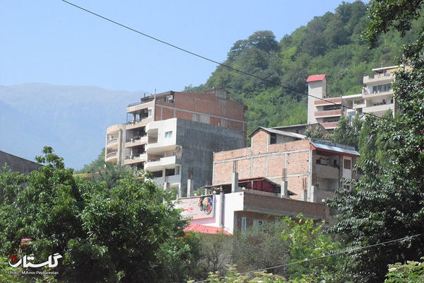 رویش قارچ گونه ساختمان ها در روستای زیارت